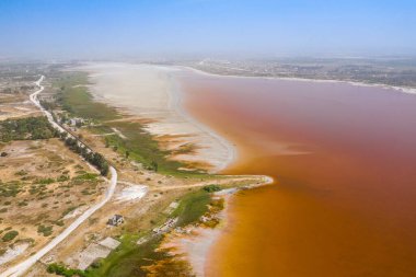 Pembe Retba Gölü veya Senegal 'deki Lac Rose' un havadan görünüşü. Fotoğraf.