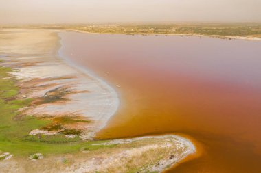 Pembe Retba Gölü veya Senegal 'deki Lac Rose' un havadan görünüşü. Fotoğraf.