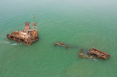 Palmarin, Senegal yakınlarında gemi enkazı görünüyor..