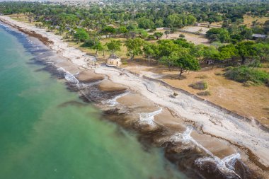 Palmarin yakınlarındaki Atlantik kıyısının havadan görüntüsü. Saloum Delta Ulusu