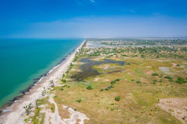 Palmarin yakınlarındaki Atlantik kıyısının havadan görüntüsü. Saloum Delta Ulusu