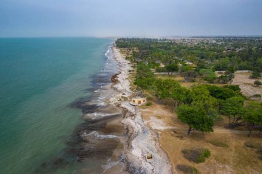 Palmarin yakınlarındaki Atlantik kıyısının havadan görüntüsü. Saloum Delta Ulusu