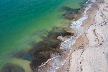 Palmarin yakınlarındaki Atlantik kıyısının havadan görüntüsü. Saloum Delta Ulusu
