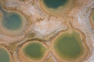 Senegal 'deki yapay tuz tarlasının havadan görünüşü. Batı Afrika. Fotoğraf.