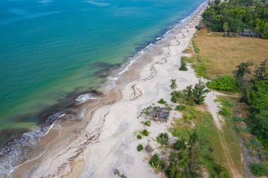 Palmarin yakınlarındaki Atlantik kıyısının havadan görüntüsü. Saloum Delta Ulusu