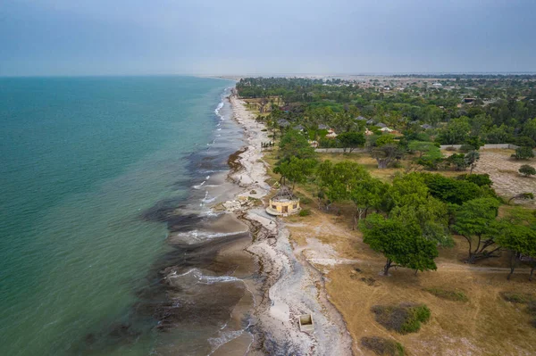 Palmarin yakınlarındaki Atlantik kıyısının havadan görüntüsü. Saloum Delta Ulusu