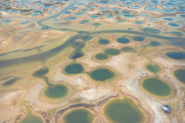 Senegal 'deki yapay tuz tarlasının havadan görünüşü. Batı Afrika. Fotoğraf.