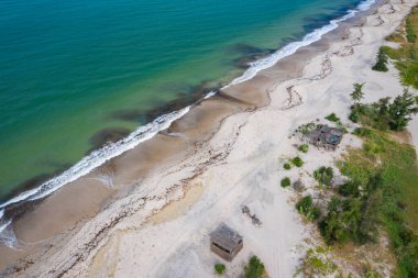 Palmarin yakınlarındaki Atlantik kıyısının havadan görüntüsü. Saloum Delta Ulusu