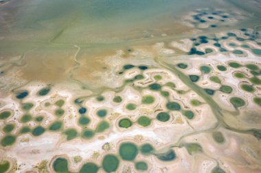 Senegal 'deki yapay tuz tarlasının havadan görünüşü. Batı Afrika. Fotoğraf.