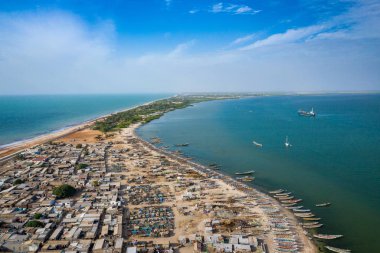 Djiffer balıkçı köyünün havadan görünüşü. Saloum Delta Ulusal