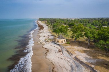 Palmarin yakınlarındaki Atlantik kıyısının havadan görüntüsü. Saloum Delta Ulusu