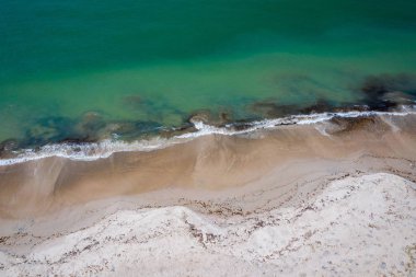 Palmarin yakınlarındaki Atlantik kıyısının havadan görüntüsü. Saloum Delta Ulusu