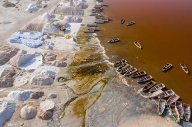 Pembe Göl 'de tuz toplamak için küçük teknelerin havadan görünüşü 