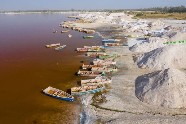 Veduta aerea delle piccole barche per la raccolta del sale al lago rosa — Foto Stock