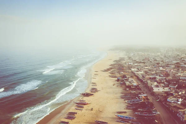 Vista aérea da vila piscatória, pirogues barcos de pesca em Kayar , — Fotografia de Stock