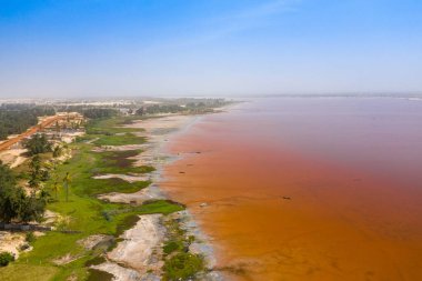 Pembe Retba Gölü veya Senegal 'deki Lac Rose' un havadan görünüşü. Fotoğraf.
