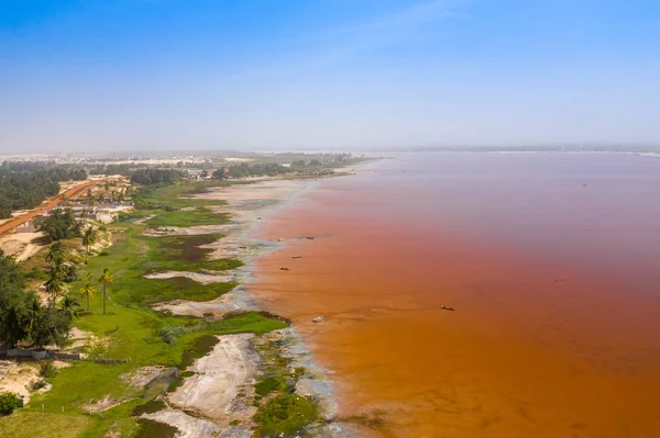 Widok z lotu ptaka na różowe jezioro Retba lub Lac Rose w Senegalu. Zdjęcie — Zdjęcie stockowe