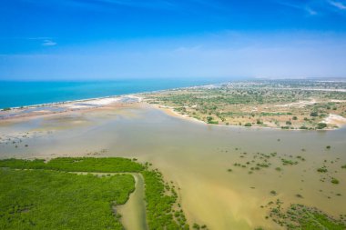 Palmarin yakınlarındaki Atlantik kıyısının havadan görüntüsü. Saloum Delta Ulusu