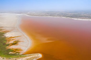 Pembe Retba Gölü veya Senegal 'deki Lac Rose' un havadan görünüşü. Fotoğraf.