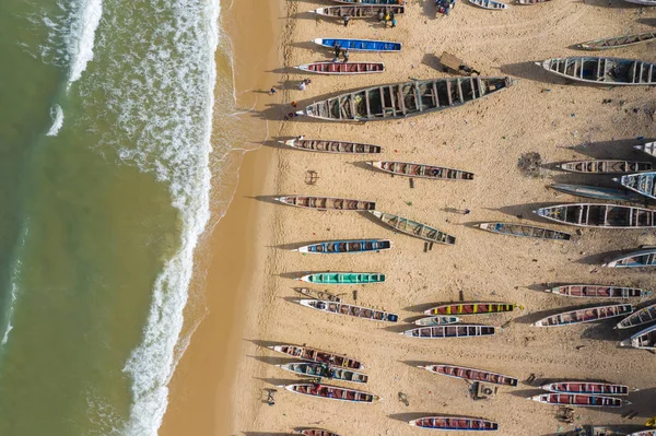 Vista aérea da vila piscatória, pirogues barcos de pesca em Kayar , — Fotografia de Stock