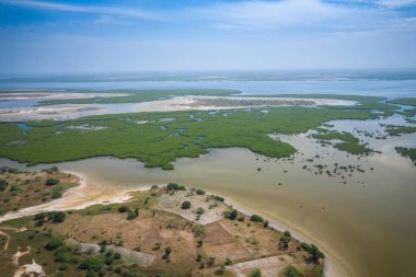 Palmarin yakınlarındaki Atlantik kıyısının havadan görüntüsü. Saloum Delta Ulusu