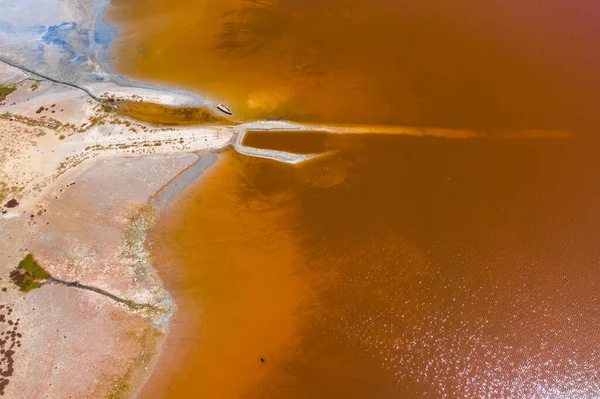 从空中俯瞰塞内加尔的粉红的雷塔巴湖或拉克玫瑰湖。 照片： — 图库照片