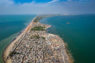 Djiffer balıkçı köyünün havadan görünüşü. Saloum Delta Ulusal