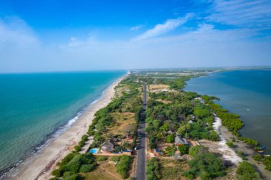 Djiffer balıkçı köyünün havadan görünüşü. Saloum Delta Ulusal
