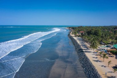 Senegambia otelinin yakınındaki Idyllic plajının havadan görünüşü 