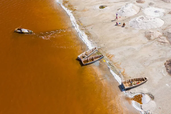 Vista aérea dos pequenos barcos para coleta de sal no Lago rosa — Fotografia de Stock