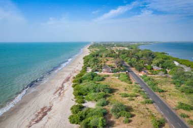 Palmarin yakınlarındaki Atlantik kıyısının havadan görüntüsü. Saloum Delta Ulusu