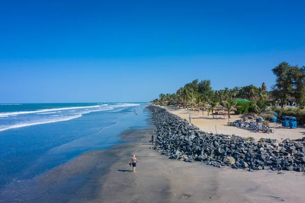Luftaufnahme vom idyllischen Strand in der Nähe des Hotelstreifens in Senegambia — Stockfoto