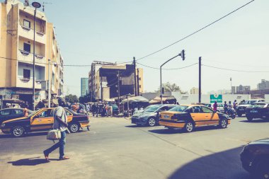 Dakar, Senegal - 11 Kasım 2019: Çalışan ve trafik