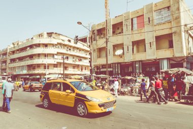 Dakar, Senegal - 11 Kasım 2019: Çalışan ve trafik