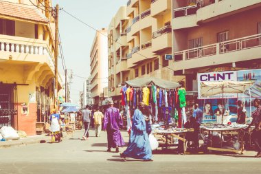 Dakar, Senegal - 11 Kasım 2019: Çalışan ve trafik