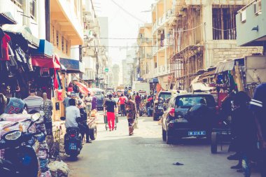 Dakar, Senegal - 11 Kasım 2019: Çalışan ve trafik