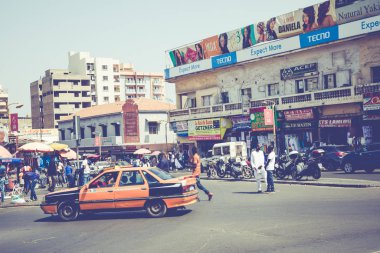Dakar, Senegal - 11 Kasım 2019: Çalışan ve trafik