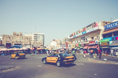 Dakar, Senegal - 11 Kasım 2019: Çalışan ve trafik