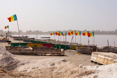 Rose Gölü veya Retba Gölü 'nde tekneler. Dakar. Batı Afrika. Unesco Dünyası