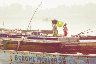 Rose Gölü veya Retba Gölü 'nde tekneler. Dakar. Batı Afrika. Unesco Dünyası