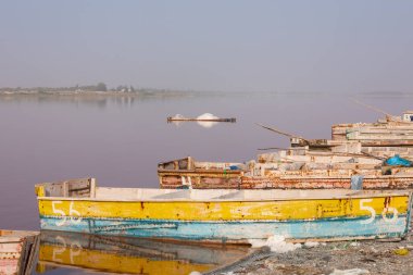 Rose Gölü veya Retba Gölü 'nde tekneler. Dakar. Batı Afrika. Unesco Dünyası