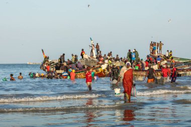 Tanji, Gambiya - 21 Kasım 2019: Erkek ve kadınların oynadığı sahne 