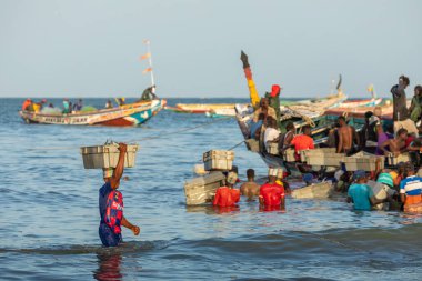 Tanji, Gambiya - 21 Kasım 2019: Erkek ve kadınların oynadığı sahne 