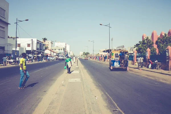 Dakar, senegal - 11. November 2019: arbeitende und verkehrende Menschen — Stockfoto