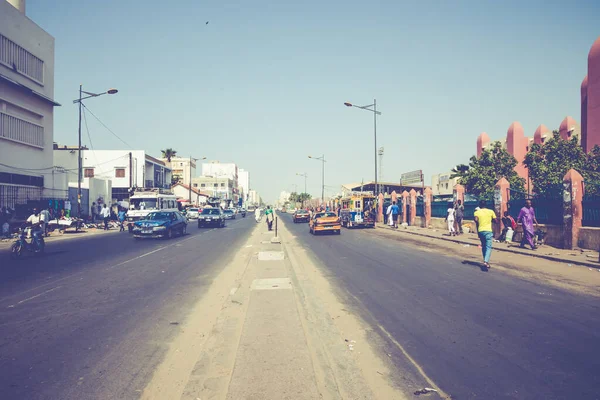 Dakar, Senegal - 11 Kasım 2019: Çalışan ve trafik — Stok fotoğraf