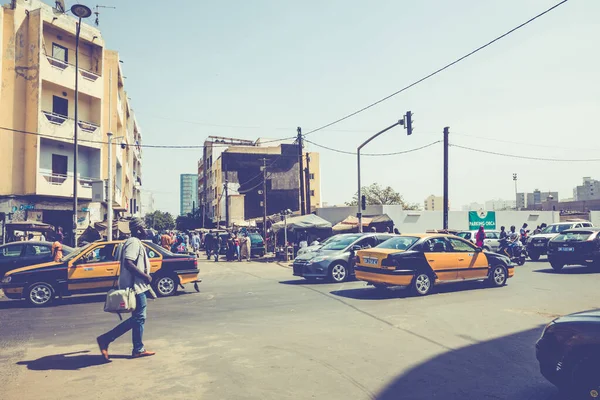 Dakar, Senegal - 11 Kasım 2019: Çalışan ve trafik