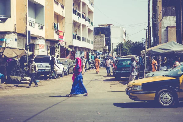 Dakar, Szenegál - november 11, 2019: Az emberek dolgoznak, és a forgalom a — Stock Fotó