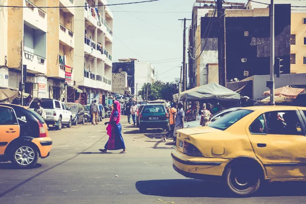 DAKAR, SENEGAL - 11 NOVEMBRE 2019: Persone che lavorano e trafficano a — Foto Stock