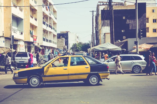 Dakar, Senegal - 11 november 2019: Mensen werken en verkeer a — Stockfoto