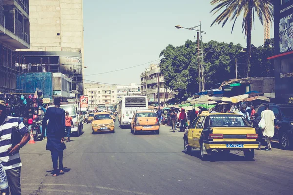 DAKAR, SENEGAL - 11 NOVEMBRE 2019 : Personnes travaillant et la circulation a — Photo